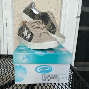 Women’s Soda camo lace up shoes